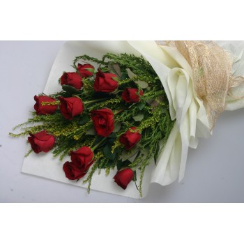 Ανθοδέσμη με 15 Κόκκινα Τριαντάφυλλα και Σολιντάτο κ Εντυπωσιακό Περιτύλιγμα