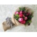 Ανθοδέσμη με 6 Φούξια Τριαντάφυλλα που Συνοδεύονται με Εποχιακά Λουλούδια