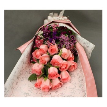 Ανθοδέσμη με 15 Ροζ τριαντάφυλλα συνοδεύονται με Λουλούδια εποχής.