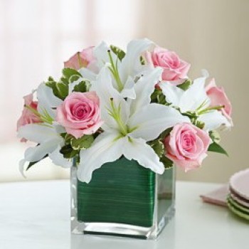 Σύνθεση  Κύβο με Λευκά Λίλλιουμ και Ροζ Τριαντάφυλλα