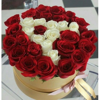 Κουτί με Λευκά και Κόκκινα Τριαντάφυλλα που Σχηματίζουν το Αρχικό του ή της Αγαπημένης σας 
